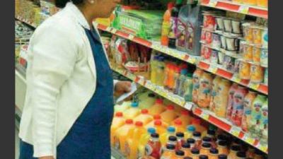 La devaluaci�n golpe� compras en h�per: caen 2,5% en mayo