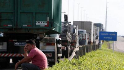 Camioneros brasile�os mantienen los bloqueos