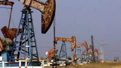 Vuelve a caer el petr�leo y quita presi�n al alza de los combustibles en Argentina
