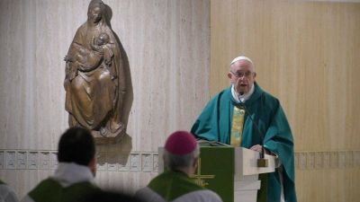 Francisco: �No refugiarse en esquemas mundanos que quitan libertad�