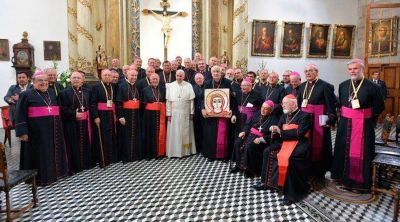 El Papa encontr� en Chile pastores sin olor a oveja, lamenta Arzobispo