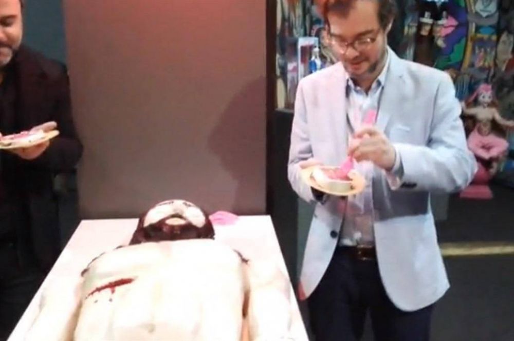 Un ministro porte�o comi� una torta con la forma de Cristo y la Iglesia elev� una queja a Larreta