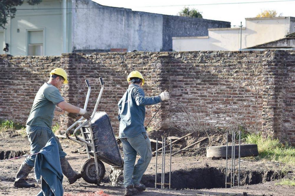 Natatorio Quequ�n: empez� el llenado de bases de la estructura de hormig�n