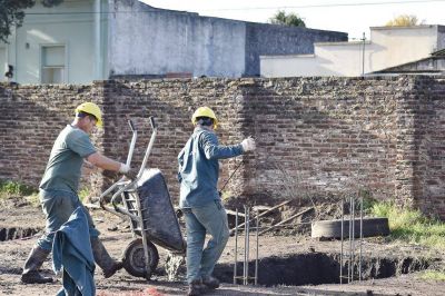 Natatorio Quequ�n: empez� el llenado de bases de la estructura de hormig�n