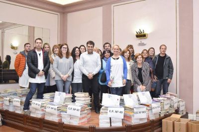 Se reparten 4000 libros a escuelas del Distrito