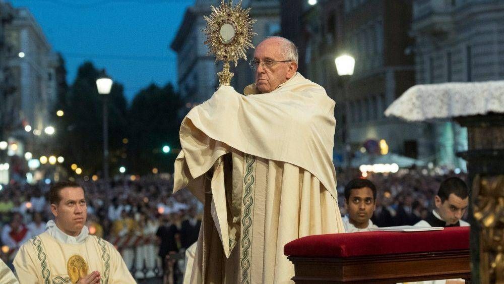 El Papa: el Seor sale a nuestro encuentro en la fragilidad amorosa de la Eucarista