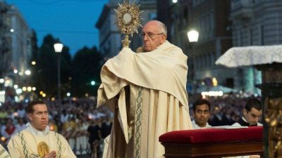El Papa: el Se�or sale a nuestro encuentro en la fragilidad amorosa de la Eucarist�a