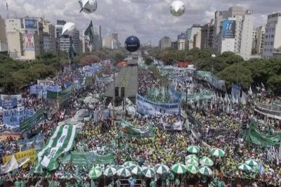 Las dos CTA, movimientos sociales, Camioneros y la Corriente Federal convocan a un paro general