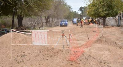 Instalan ca�er�as cloacales para la urbanizaci�n en Villa La Tela