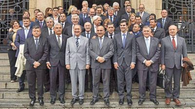 Los gobernadores bajan el tono de la confrontaci�n y se despegan de Cristina