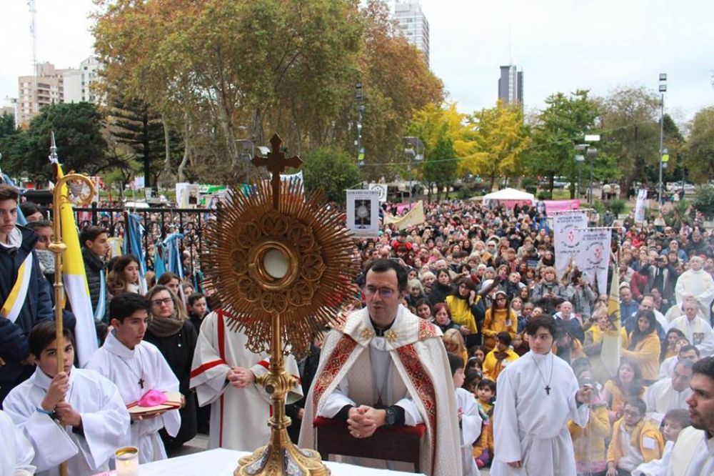 Miles de fieles participaron de la celebracin del Corpus Christi