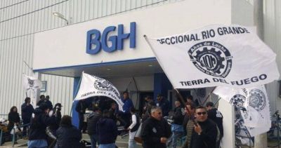 Hab�an congelado salarios para mantener los empleos, pero despidieron 800 trabajadores