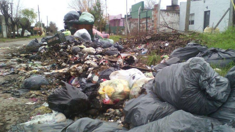 Vecinos recogen la basura en Lujn