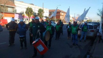 Gremios escracharon local gastron�mico por las deudas a trabajadores de la Boston