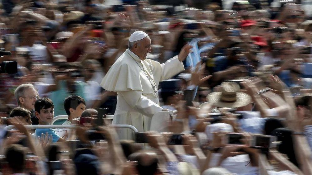 El Papa: el chismorreo saliendo de la Misa destruye la paz