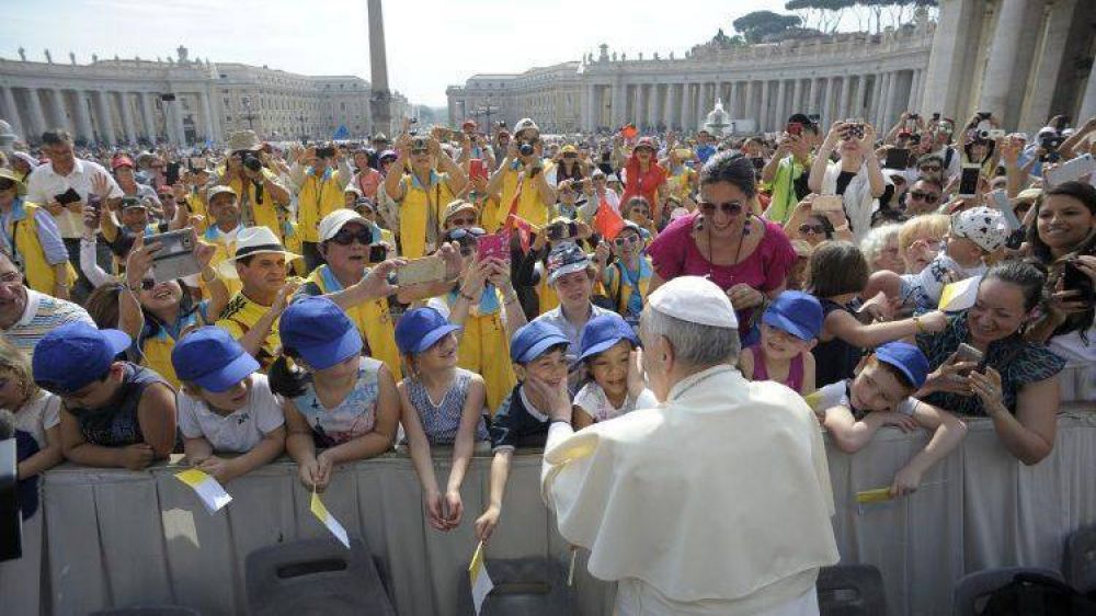 El Papa en la catequesis: La Iglesia somos todos, no hay patrones y obreros