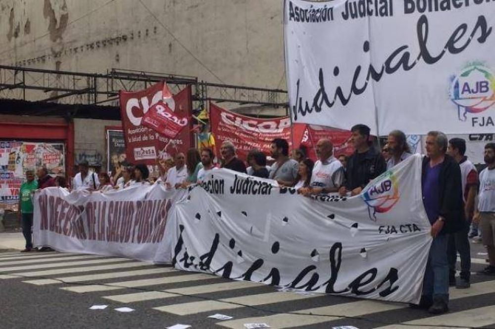 Judiciales y mdicos bonaerenses realizan paro para exigirle a Vidal que los convoque a paritarias