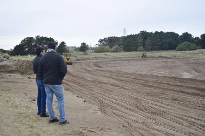 Movimiento de suelo en la futura pista de atletismo con la supervisi�n de L�pez