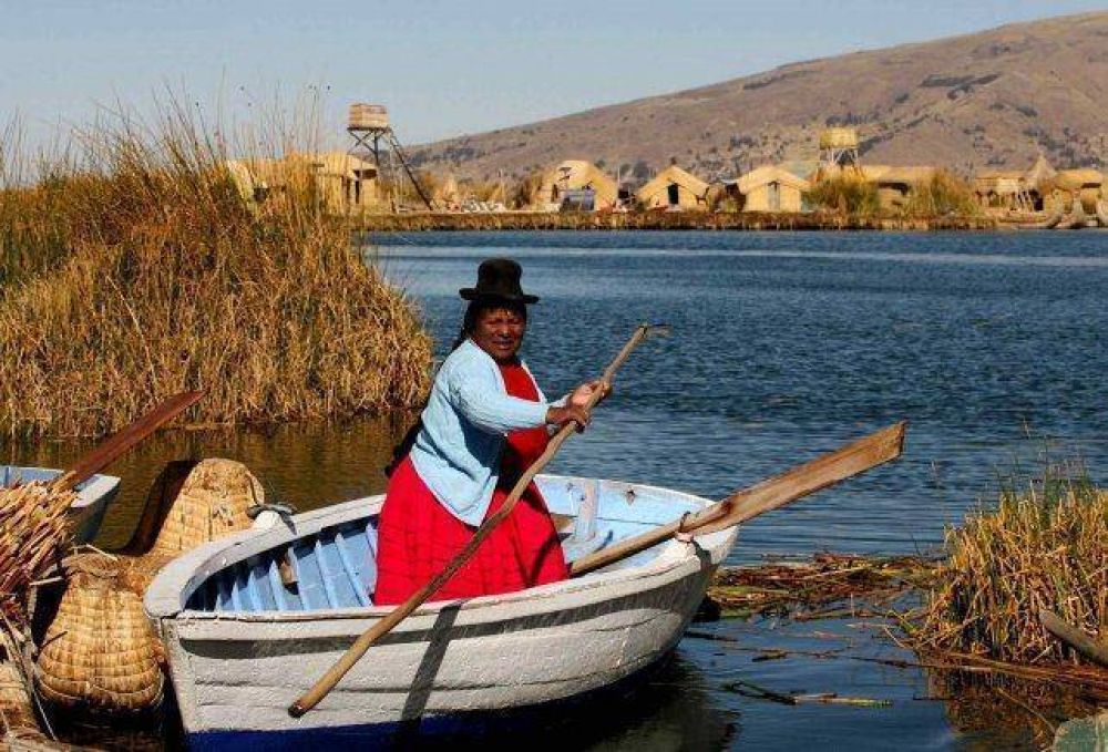 Mujeres indgenas limpian la basura en el lago Titicaca