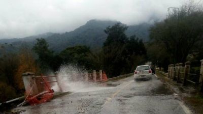 Por un ca�o roto, se desperdician miles de litros de agua potable en El Corte