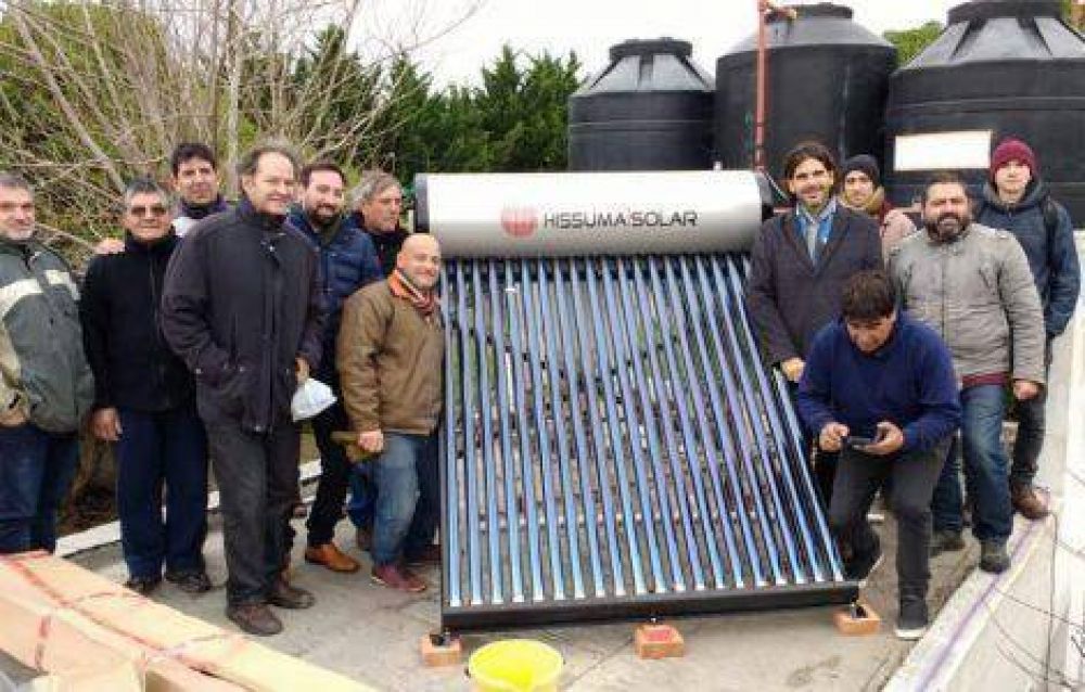 General Alvarado se coloc� el primer panel solar en una escuela