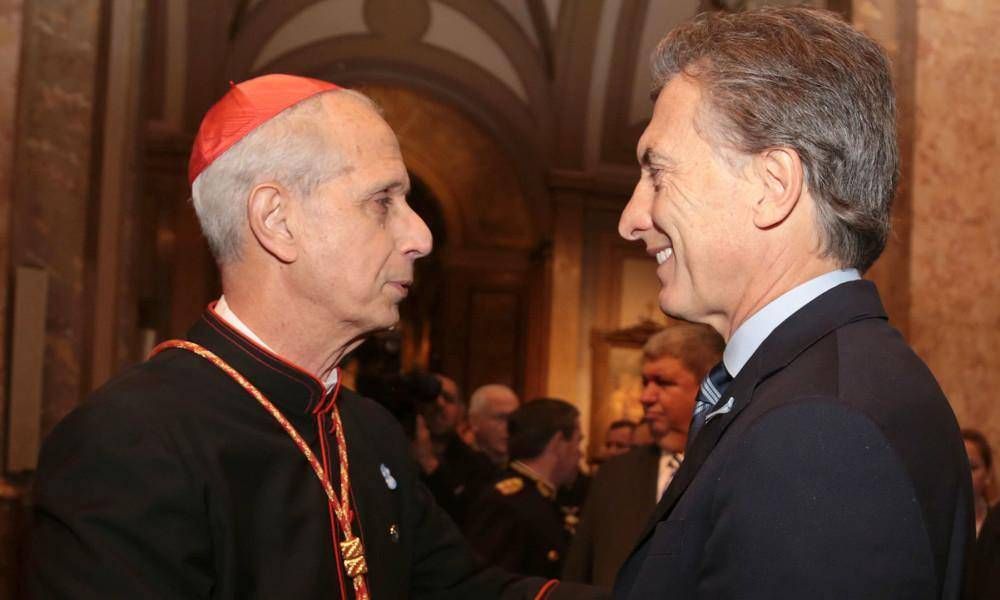 Otro cruce con la Iglesia: El Gobierno planea restringirle a los obispos los pasaportes oficiales