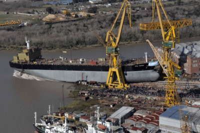 Trabajadores de Astillero vuelven a marchar a Gobernaci�n para pedir la �reactivaci�n�