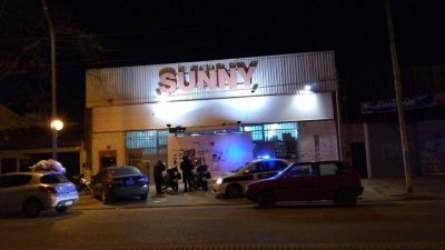 Una banda asalt� un supermercado chino e hiri� a culatazos al due�o