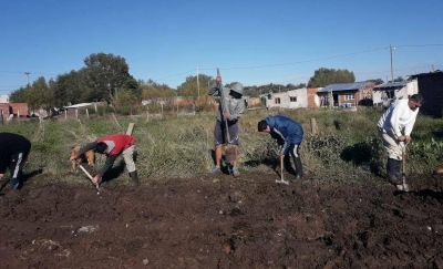 Ante la falta de respuesta, vecinos de Parque Independencia juntaron fondos y arreglaron las calles