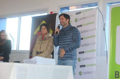 Echarren entreg� escrituras a 62 familias