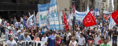 Docentes y bancarios marchan por la apertura de paritarias y los derechos previsionales