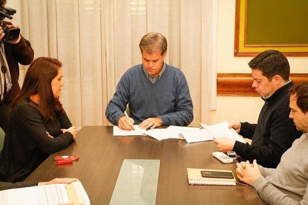 Firmaron el contrato para la extracci�n de barros de la Planta de efluentes cloacales