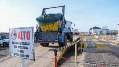 Un grupo de mujeres va a separar la basura regional