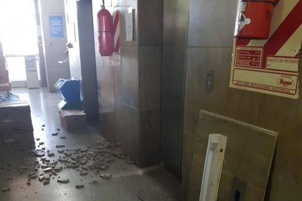 Se cae a pedazos: susto en IOMA por el desprendimiento de mamposter�a