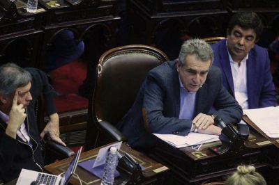 El PJ y Massa dejaron solo al kirchnerismo en su jugada contra el FMI