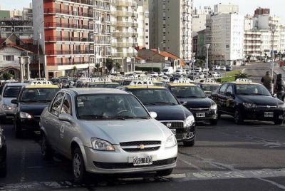Taxistas y remiseros se movilización contra “el GNC más caro del país” en Mar del Plata