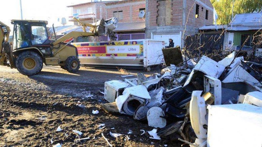 En Valentina Sur sacaron hasta autos rotos como basura