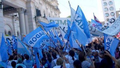 Chubut ofreci� $1.500 y en negro y redobl� la furia de los docentes