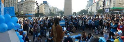 El Obelisco se ti�� de celeste