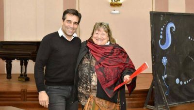 L�pez entreg� a vecinos actas de Protecci�n de la Vivienda