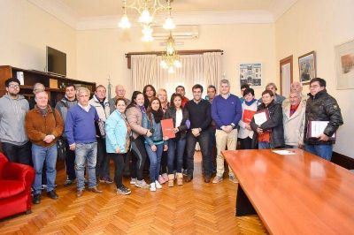 Cada vez son m�s las instituciones locales sujetas a derecho