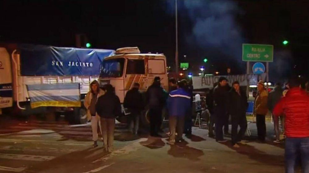 Due�os de camiones bloquean la salida Sarmiento de la avenida Lugones
