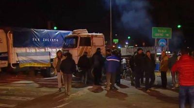 Due�os de camiones bloquean la salida Sarmiento de la avenida Lugones