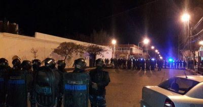 Violenta represi�n a los docentes de Chubut que reclamaban una resoluci�n a la paritaria