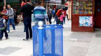 La comuna repone cestos de basura en el microcentro