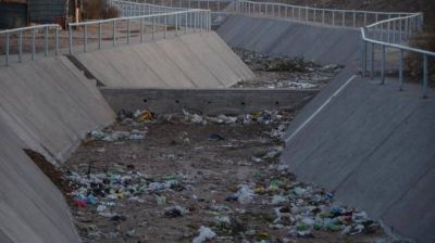 Corresponsal en la Calle: La basura tapa los canales de escurrimiento del oeste
