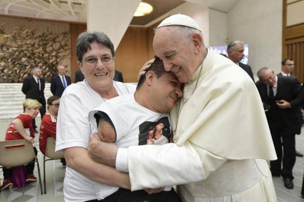 Carioso saludo del Papa a enfermos y discapacitados en el Aula Pablo VI