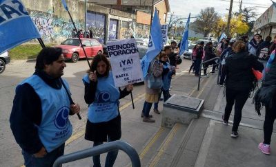 Sadop se manifest� en el Instituto Ayel�n por el despido de una docente