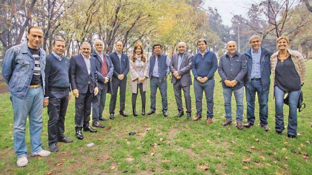 La estrategia electoral enfrenta a gobernadores e intendentes