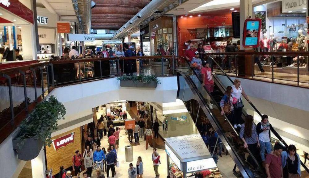 Por la volatividad del dolar, las ventas minoristas cayeron 4,2% en junio